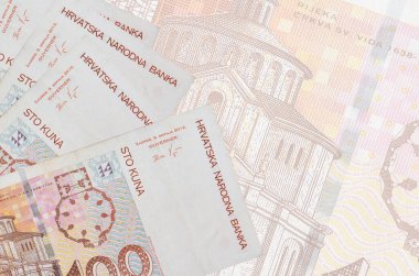 Büyük yarı şeffaf banknotun arka planında 100 adet Hırvat kuna faturası duruyor. Kopyalama alanı olan soyut iş arkaplanı