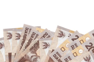 2000 Endonezya rupiası banknotları ekranın alt tarafında, beyaz arka planda, kopyalama alanı ile izole edilmiş olarak bulunur. Paralı iş kavramları için arkaplan afişi şablonu