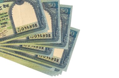 50 Nepal rupisi küçük gruplar halinde ya da beyaza izole edilmiş paketler halinde yatar. Kopyalama alanı olan bir model. İş ve para değişimi kavramı