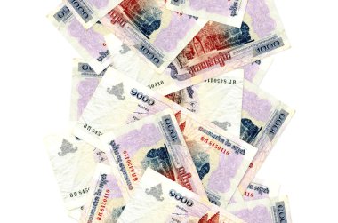 Beyaz üzerinde izole edilmiş 1000 Kamboçyalı isyan tasarısı. Birçok banknot sol ve sağ tarafta beyaz kopya alanı ile düşüyor