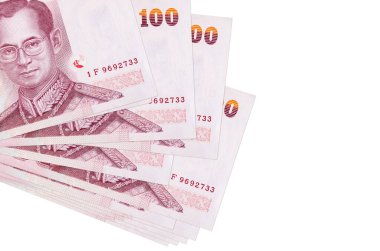 100 Tayland baht banknotları küçük gruplar halinde ya da beyaz paketler halinde uzanıyor. Kopyalama alanı olan bir model. İş ve para değişimi kavramı