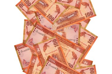 100 Sri Lanka Rupisi banknotları beyaza izole edilmiş olarak geliyor. Birçok banknot sol ve sağ tarafta beyaz kopya alanı ile düşüyor