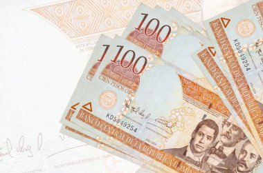 100 Dominik Pezosu banknotları büyük yarı şeffaf banknotların arkasında duruyor. Ulusal para biriminin soyut sunumu. İş konsepti