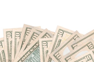 Ekranın alt tarafında 10 dolarlık banknotlar var. Beyaz arka planda izole edilmiş ve fotokopi alanı var. Paralı iş kavramları için arkaplan afişi şablonu