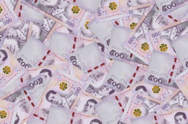 500 Tayland baht faturası büyük bir yığın halinde duruyor. Zengin yaşam kavramsal geçmişi. Büyük miktarda para.