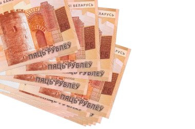 5 Belorus rublesi banknotları küçük gruplar halinde ya da beyaza izole edilmiş paketler halinde bulunur. Kopyalama alanı olan bir model. İş ve para değişimi kavramı