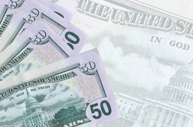 Yarı şeffaf banknotların arka planında 50 Amerikan doları var. Kopyalama alanı olan soyut iş arkaplanı