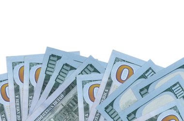 100 Amerikan doları banknotları ekranın alt tarafında, beyaz arka planda, fotokopi alanı ile izole bir şekilde duruyor. Paralı iş kavramları için arkaplan afişi şablonu