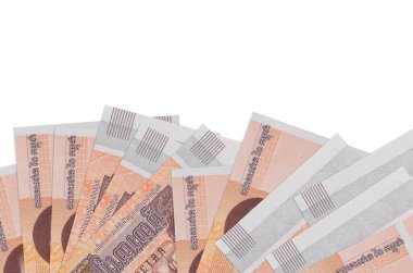 100 Kamboçyalı isyan tasarısı ekranın alt tarafında duruyor. Beyaz arka planda izole edilmiş ve fotokopi alanı var. Paralı iş kavramları için arkaplan afişi şablonu