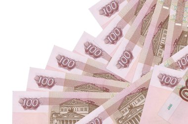 100 rusya rublesi banknotları beyaza izole edilmiş farklı bir sırayla yatar. Yerel bankacılık ya da para kazanma konsepti. İş arkaplanı afişi