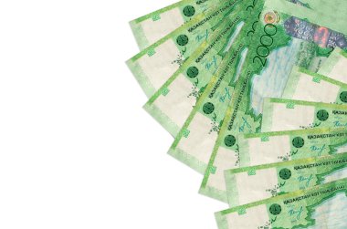 2000 Kazakistanlı tenge banknotları beyaz arka planda, kopyalama alanı ile izole edilmiş olarak yatar. Zengin yaşam kavramsal geçmişi. Büyük miktarda ulusal para birimi zenginliği