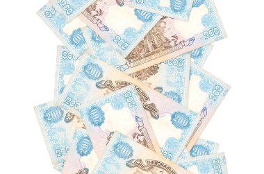 200 Ukrayna hrivniası banknotları beyazın üzerinde izole bir şekilde uçuyor. Birçok banknot sol ve sağ tarafta beyaz kopya alanı ile düşüyor