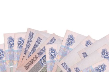 Ekranın alt tarafında 50 Rus rublesi banknotu var. Beyaz arka planda izole edilmiş ve kopyalama alanı var. Paralı iş kavramları için arkaplan afişi şablonu