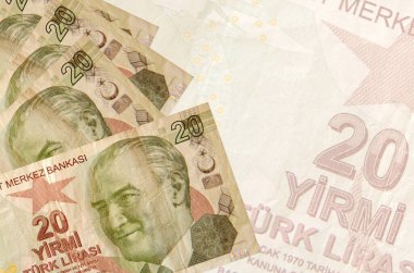 Büyük yarı şeffaf banknotun arka planında 20 Türk lirası duruyor. Kopyalama alanı olan soyut iş arkaplanı