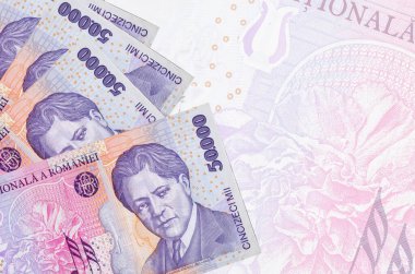 Yarı şeffaf büyük banknotun arka planında 50 bin Romen ley faturası duruyor. Kopyalama alanı olan soyut iş arkaplanı