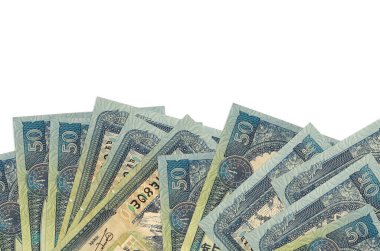 Ekranın alt tarafında 50 Nepal rupi banknot var. Beyaz arka planda izole edilmiş ve fotokopi alanı var. Paralı iş kavramları için arkaplan afişi şablonu