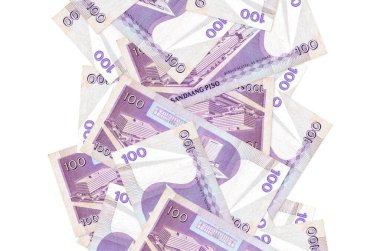 100 Filipin piso banknotları beyazın üzerinde izole bir şekilde uçuyor. Birçok banknot sol ve sağ tarafta beyaz kopya alanı ile düşüyor