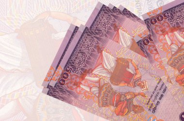 500 Sri Lanka rupisi banknotları büyük yarı şeffaf banknotların arkasında duruyor. Ulusal para biriminin soyut sunumu. İş konsepti