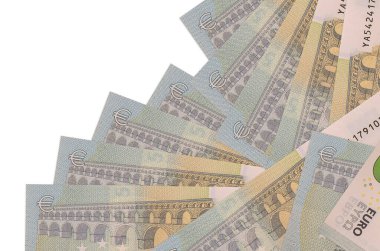 5 avroluk banknotlar beyazın üzerinde ayrı bir sırayla duruyor. Yerel bankacılık ya da para kazanma konsepti. İş arkaplanı afişi
