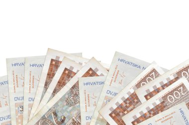 Ekranın alt tarafında 200 Hırvat kuna banknotu bulunuyor. Beyaz zemin üzerinde kopya alanı ile izole edilmiş. Paralı iş kavramları için arkaplan afişi şablonu