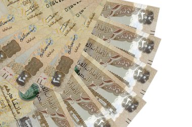 200 BAE dirhem banknotu beyaz zemin üzerinde izole bir şekilde duruyor ve fotokopi alanı fan şeklinde üst üste yığılmış. Finansal işlemler kavramı