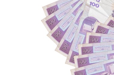 100 Filipinli piso banknotları beyaz arka planda fotokopi alanı ile izole edilmiş yatar. Zengin yaşam kavramsal geçmişi. Büyük miktarda ulusal para birimi zenginliği