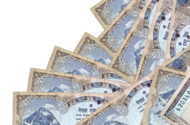 500 Nepal Rupisi banknotları beyaza izole edilmiş farklı bir sırayla yatar. Yerel bankacılık ya da para kazanma konsepti. İş arkaplanı afişi