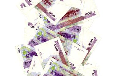 Beyazlar üzerinde izole edilmiş 100 Kamboçyalı isyan tasarısı. Birçok banknot sol ve sağ tarafta beyaz kopya alanı ile düşüyor