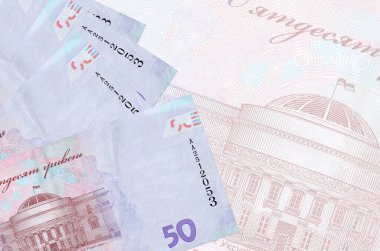 50 Ukrayna hrivniası banknotları büyük yarı şeffaf banknotların arka planında duruyor. Kopyalama alanı olan soyut iş arkaplanı