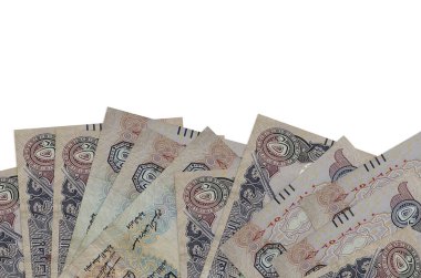 Ekranın alt tarafında 50 BAE dirhem banknotu var. Beyaz arka planda izole edilmiş ve kopyalama alanı var. Paralı iş kavramları için arkaplan afişi şablonu