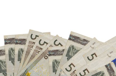 Ekranın alt tarafında 5 avroluk banknotlar var. Beyaz arka planda izole edilmiş ve fotokopi alanı var. Paralı iş kavramları için arkaplan afişi şablonu
