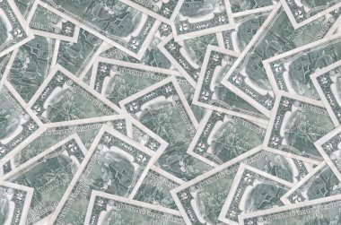 2 dolarlık banknotlar büyük yığının içinde yatıyor. Zengin yaşam kavramsal geçmişi. Büyük miktarda para.
