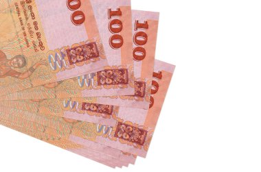 100 Sri Lanka rupisi küçük gruplar halinde ya da beyaz paketler halinde yatar. Kopyalama alanı olan bir model. İş ve para değişimi kavramı