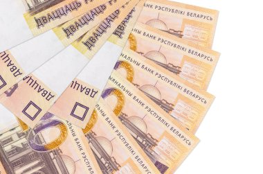Beyaz zemin üzerinde izole edilmiş 20 Belorus rublesi banknotu var. Fan şeklinde fotokopi alanı da yakın. Finansal işlemler kavramı