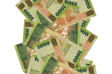 1000 Sri Lanka rupi banknotları beyazın üzerinde izole bir şekilde uçuyor. Birçok banknot sol ve sağ tarafta beyaz kopya alanı ile düşüyor