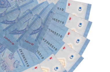 1 Malezya ringgit banknotları beyaz arkaplanda izole edilmiş ve hayran şeklinde dizilmiş. Finansal işlemler kavramı