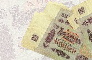 25 Rus Rublesi banknotları büyük yarı şeffaf banknotların arkasında duruyor. Ulusal para biriminin soyut sunumu. İş konsepti