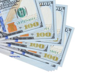 100 dolarlık banknotlar küçük gruplar halinde ya da beyaz paketler halinde uzanıyor. Kopyalama alanı olan bir model. İş ve para değişimi kavramı