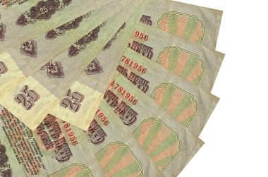 25 Rus Rublesi banknotları beyaz arka planda izole bir şekilde duruyor. Fan şeklinde fotokopi alanı da yakın planda. Finansal işlemler kavramı