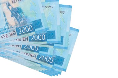 2000 Rus rublesi küçük gruplar halinde ya da beyaza izole edilmiş paketler halinde bulunur. Kopyalama alanı olan bir model. İş ve para değişimi kavramı
