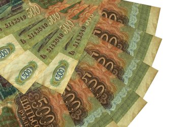 500 Rus rublesi beyaz arka planda izole bir şekilde duruyor. Fan şeklinde fotokopi alanı da yakın planda. Finansal işlemler kavramı