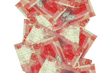 50 Filipin piso banknotları beyazın üzerinde izole bir şekilde uçuyor. Birçok banknot sol ve sağ tarafta beyaz kopya alanı ile düşüyor