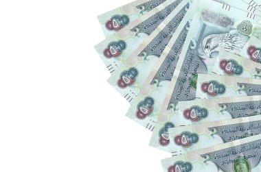 500 BAE dirhem banknotu beyaz arka planda fotokopi alanı ile izole bir şekilde duruyor. Zengin yaşam kavramsal geçmişi. Büyük miktarda ulusal para birimi zenginliği