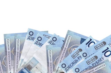 Ekranın alt tarafında 10 Belorus ruble banknotu var. Beyaz arka planda izole edilmiş ve kopyalama alanı var. Paralı iş kavramları için arkaplan afişi şablonu