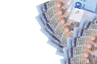 Beyaz zemin üzerinde izole edilmiş 10 Belorus rublesi banknotları var. Zengin yaşam kavramsal geçmişi. Büyük miktarda ulusal para birimi zenginliği