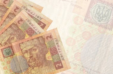 2 Ukrayna hrivniası faturası büyük yarı şeffaf banknotun arka planında duruyor. Kopyalama alanı olan soyut iş arkaplanı