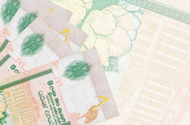 10 Sri Lanka rupisi banknotları büyük yarı şeffaf banknotların arka planında duruyor. Kopyalama alanı olan soyut iş arkaplanı
