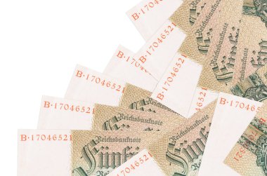 50 Reich işareti banknotlar beyaz üzerine izole edilmiş farklı bir sırayla yatar. Yerel bankacılık ya da para kazanma konsepti. İş arkaplanı afişi
