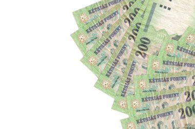 200 Macar forint banknotları beyaz arka planda fotokopi alanı ile izole edilmiş yatar. Zengin yaşam kavramsal geçmişi. Büyük miktarda ulusal para birimi zenginliği