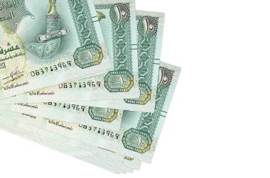 10 BAE dirhem banknotları küçük gruplar halinde ya da beyaza izole edilmiş paketler halinde yatar. Kopyalama alanı olan bir model. İş ve para değişimi kavramı